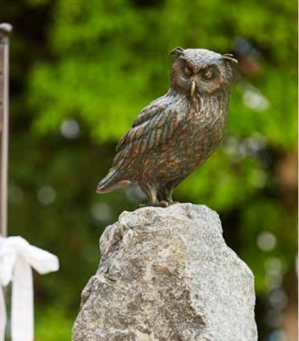Bronzefigur Uhu sitzend